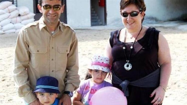 “Eşimle, babası Özdemir Bey’le ilk seyahatte, 1991’de Phuket’te tanıştık. Sonra aileyle görüşmeye başladım ve dost olduk. Özdemir Bey ile çalışmaya başladıktan sonra ailenin bir ferdi olmuştum. Beni yemeklere çağırırlardı. Begüm’le çok iyi anlaşırdık, yıllarca çok iyi arkadaştık. Arkadaşken de her şeyi paylaşırdık. Dertlerimizi, sıkıntılarımızı, sevinçlerimizi... Sonra arkadaşlığımız aşka döndü. Onda öyle bir yürek vardı ki, tarifi yok..”