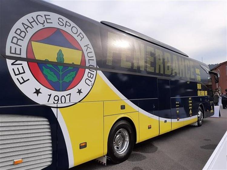 Yenilenen monokrom kokpitinde, çok fonksiyonlu direksiyon simidi, yüksek çözünürlüklü renkli ekrana sahip gösterge paneli ve elektronik anahtar sistemi bulunan Tourismo’ya, Fenerbahçe Spor Kulübü’ne özel olarak uydu anteni ve tuvalet dahil edildi.