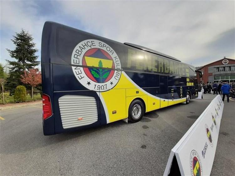 Bu seneki otobüsün manevi duygularla yüklü olduğunu dile getiren Ali Koç, Üzerinde FENEROL kampanyasına katılanların bir kısmının isimleri yazıyor. Olamayanların da anlayışla karşılamasını temenni ediyorum.