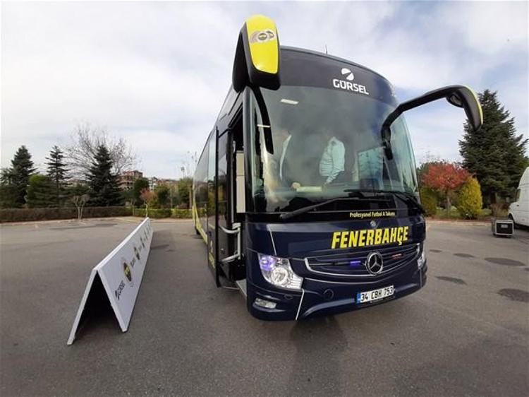 Mercedes Benz tarafından yapılan otobüsünün üzerinde ise FENEROL Kampanyasına destek veren sarı-lacivertli taraftarların isimleri yer aldı.
