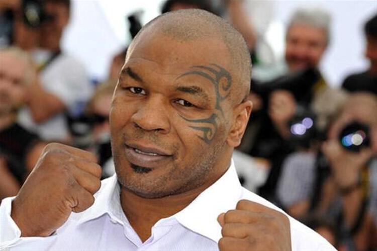 Röportajda kendisine yöneltilen 20 yaşındaki Mike Tyson ve 20 yaşındaki Muhammed Ali Bu dövüşü kim kazanır sorusuna Muhammed Ali cevabını verdi.