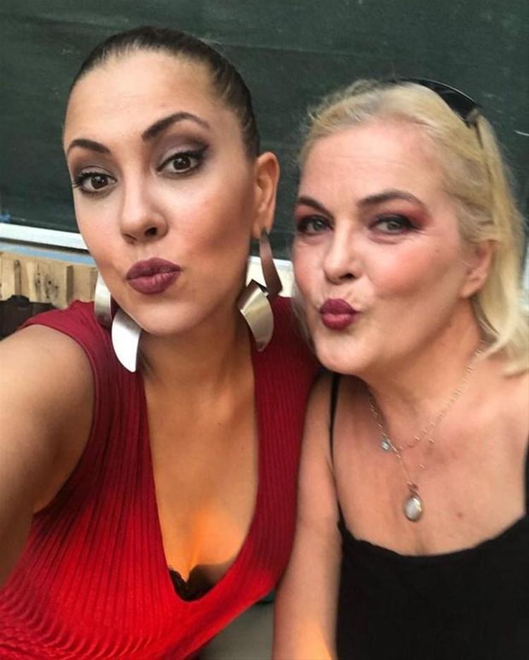 Elif İdizi görenler, Güzelliğini anneden almış yorumlarında bulunuyor. Annesi gibi oldukça yetenekli olan Elif, başarılı bir müzisyen.