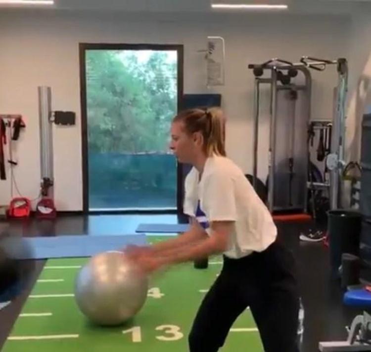 Sharapova çalışmayı bırakmıyor