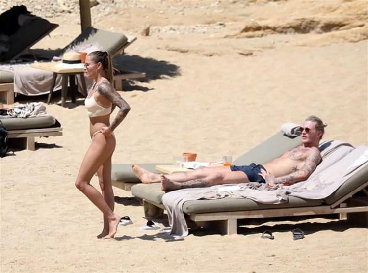 Kariusa sevgilisi Sophia Thomalla da eşlik etti. Genç çift, gün boyu plajda güneşlenip denize girdi. Zaman zaman birbirleriyle şakalaşan çift, romantik anlar da yaşadı.