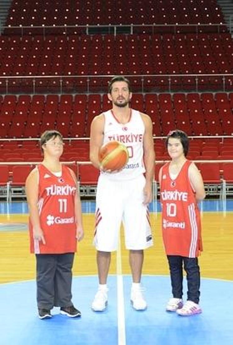Eski basketbolcu Kerem Tunçeri ile flört etmeye başladı. Ortak arkadaşlarının söylediğine göre bir aydır birlikteler.