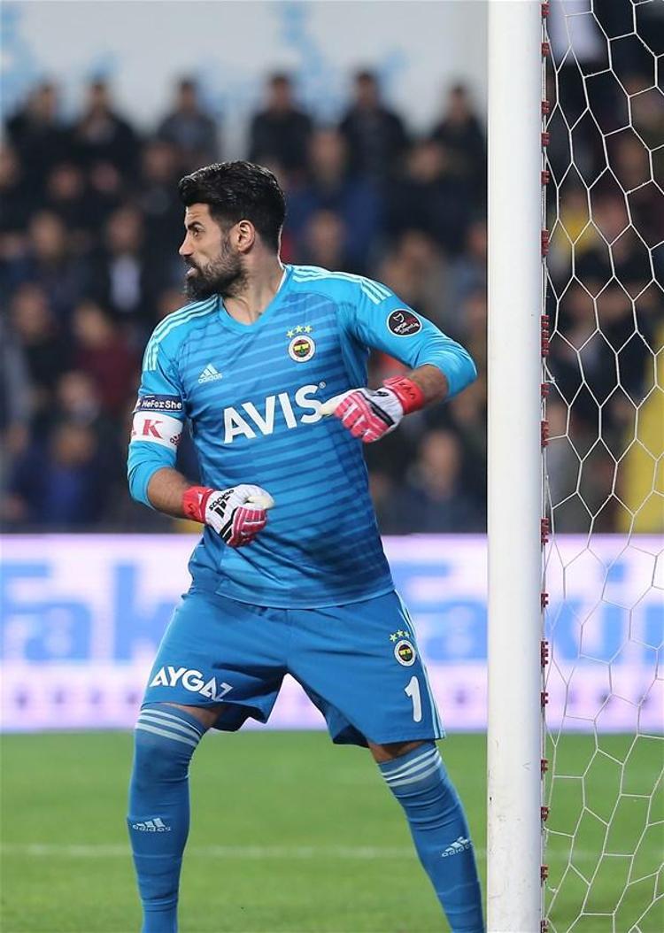 Volkan Demirel’in istatistikleri ise daha da vahim. Tecrübeli eldiven 38 isabetli şutun 15’inde gol yedi, yüzde 60’lık kurtarış yüzdesi elde edebildi. Volkan ligde sadece 20. haftada 2-0 kazanılan Göztepe maçında kalesini kapatabildi. (Fanatik)