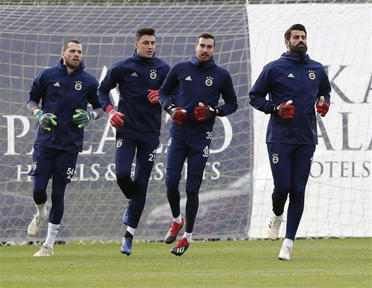 Kayseri maçında yediği hatalı gollerle Fenerbahçe kariyerine başlayan 29 yaşındaki file bekçisi, özellikle penaltı kurtarışlarıyla alkış aldı. Ancak genel performansı beklentilerin altında kaldı.