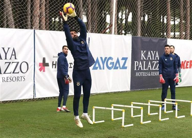 Sezona Volkan Demirel başladı ancak o kadro dışı kalınca, Bursa’dan büyük umutlarla transfer edilen Harun Tekin kaleyi devraldı.