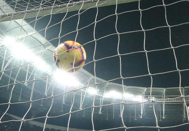 Spor Toto Süper Ligde 17 haftalık ilk yarısı sona erdi. 3 büyüklerin formsuz olduğu ilk yarıya Anadolu takımları damga vururken bu takımlardaki bazı isimler gösterdikleri performansla adeta parmak ısırttı. İşte Süper Ligin en iyi performans gösteren oyuncuları arasından seçilmiş ilk 11... (Fotomaç)