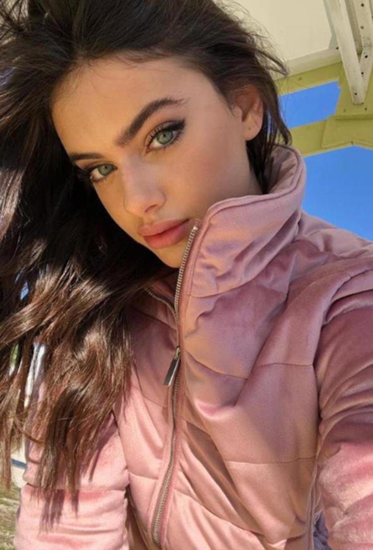 Top Beauty World tarafından dünyanın en güzel yüzleri arasında gösterilen Yael Shelbia, moda dünyasının yükselen yıldızları arasında yer alıyor.