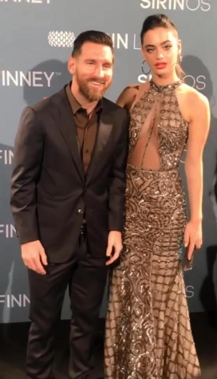 İspanyanın Barcelona kentinde bir telefon tanıtımına katılan Messi, İsrailli model Yael Shelbianın yanında duruşunu bile koruyamadı.
