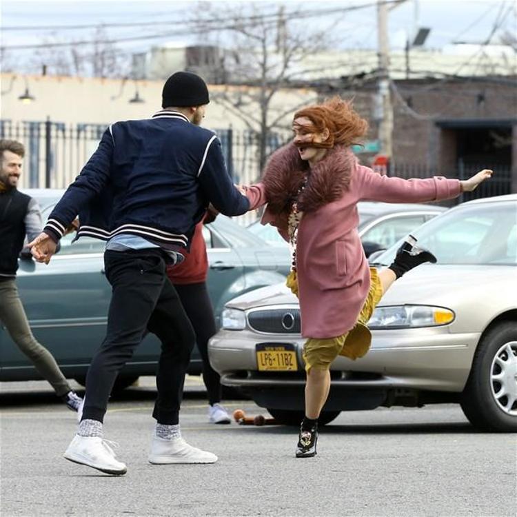 Anne Hathaway`dan `Marilyn Monroe` dansı