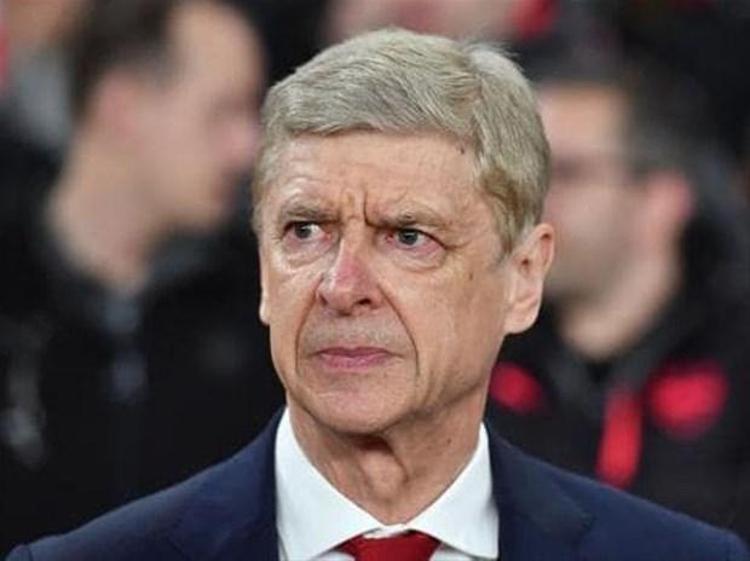 Arsene Wenger Milan yolunda. Arsenalden ayrıldıktan sonra henüz bir takım çalıştırmayan ancak Sky Sportsa verdiği röportajda geri dönmek istediğini açıklayan Arsene Wenger için sürpriz bir iddia ortaya atıldı.