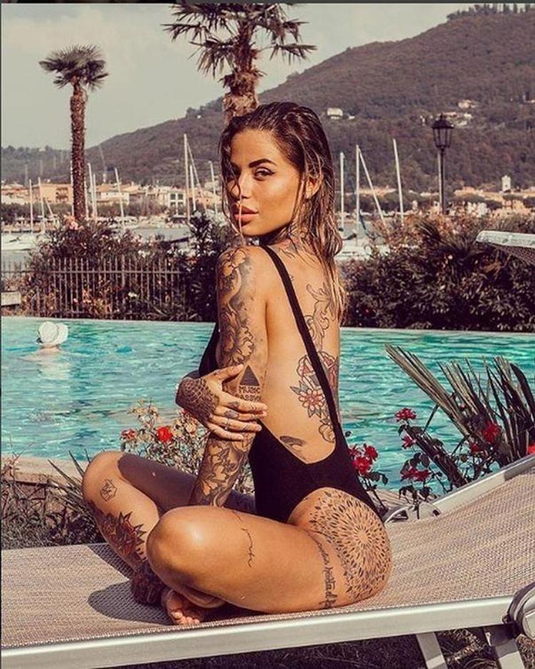 Sergio Agüeronun yanındaki dövmeli güzel Zoe Cristofoli