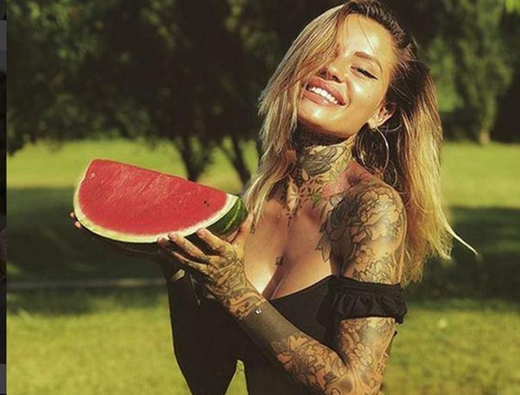 Sergio Agüeronun yanındaki dövmeli güzel Zoe Cristofoli
