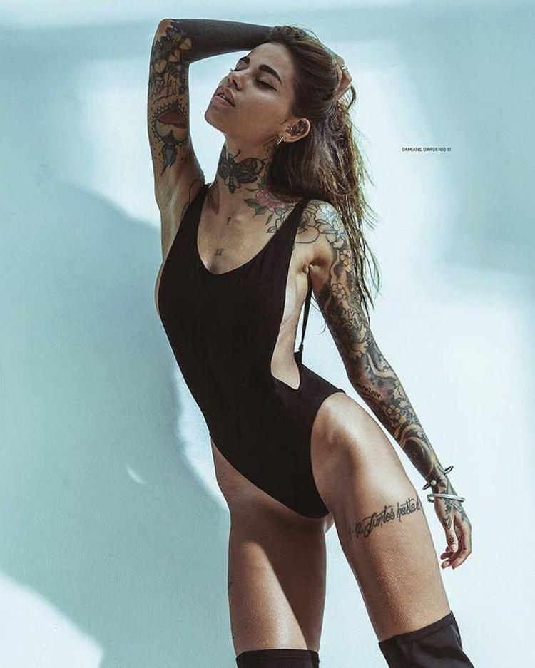 Sergio Agüeronun yanındaki dövmeli güzel Zoe Cristofoli