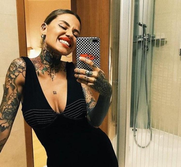Sergio Agüeronun yanındaki dövmeli güzel Zoe Cristofoli