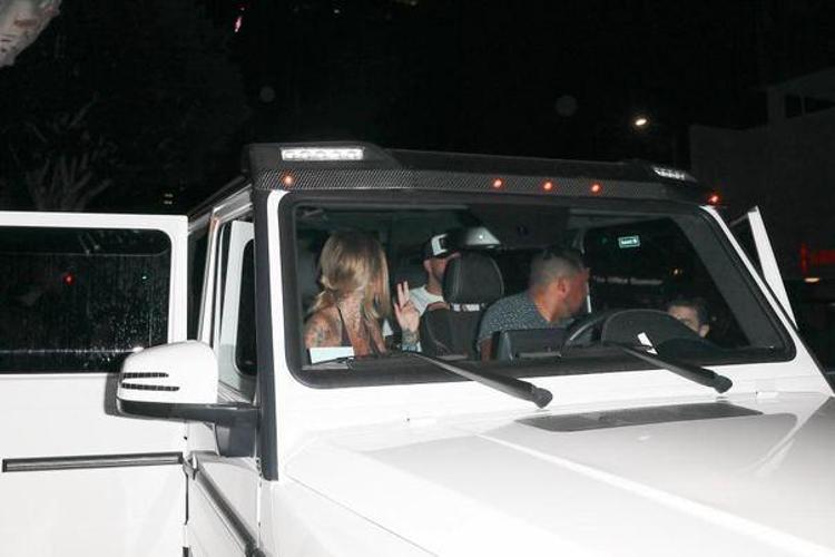 Milli takımdan arkadaşı Lucas Fernandez ve iki kadınla birlikte 140 bin pound değerindeki Mercedes marka arabaya binen Agüero basın mensuplarının sorularını yanıtlamadı.