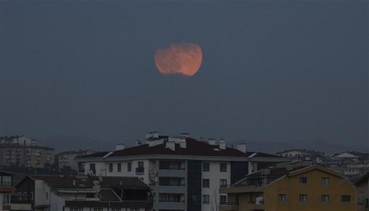 İstanbulda Kanlı Ay tutulması kartpostallık görüntüler oluşturdu