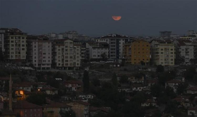 İstanbulda Kanlı Ay tutulması kartpostallık görüntüler oluşturdu