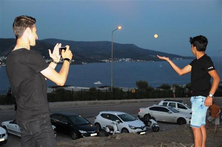 İstanbulda Kanlı Ay tutulması kartpostallık görüntüler oluşturdu