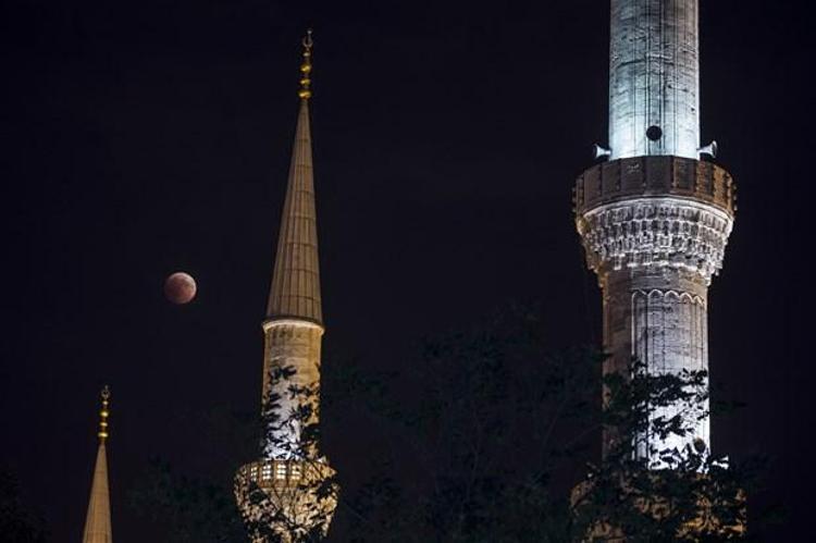 İstanbulda Kanlı Ay tutulması kartpostallık görüntüler oluşturdu