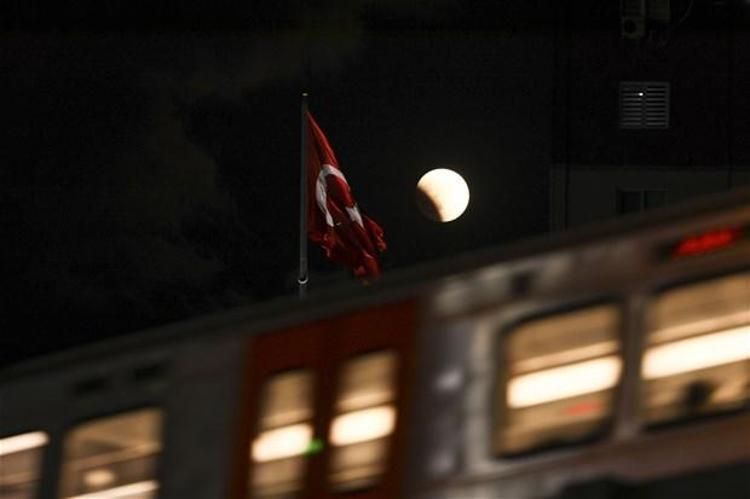 İstanbulda Kanlı Ay tutulması kartpostallık görüntüler oluşturdu