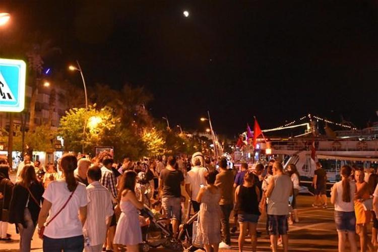 İstanbulda Kanlı Ay tutulması kartpostallık görüntüler oluşturdu