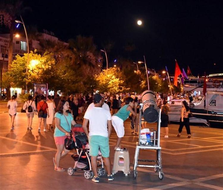 İstanbulda Kanlı Ay tutulması kartpostallık görüntüler oluşturdu
