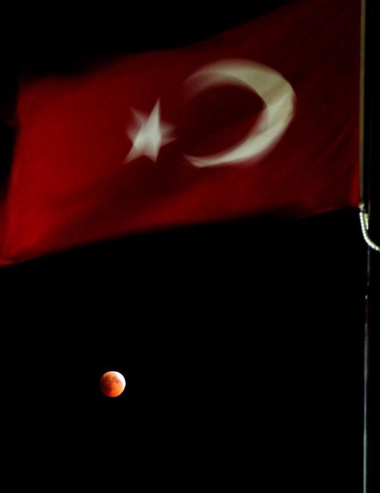 İstanbulda Kanlı Ay tutulması kartpostallık görüntüler oluşturdu