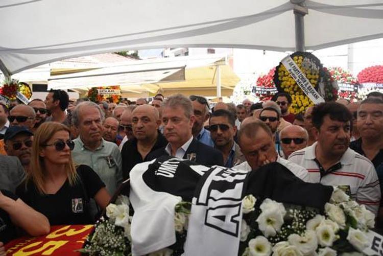 Ümit Kayıhan, futbolculuğu döneminde Altayla Türkiye Kupasını kazanırken teknik direktör olarak Göztepeyi Süper Lige çıkarmıştı.
