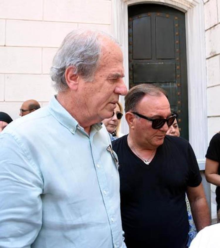 Mustafa Denizli çok değerli bir futbol adamı ve iyi bir insanı kaybetmenin üzüntüsünü yaşadıklarını söyledi. Deneyimli çalıştırıcı, Ümit Kayıhan tüm Türkiyenin sevdiği bir insandı. Çok üzgünüm. Ailesine ve sevenlerine sabırlar diliyorum dedi.