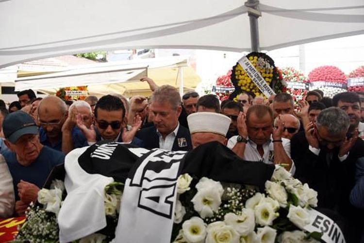 Ümit Kayıhanın çocukları Nil ve Ekrem Kayıhan da babalarının Göztepe, Altınordu, İzmirspor ve Altay formalı ve bayraklı tabutunun başından bir an olsun ayrılmadı.