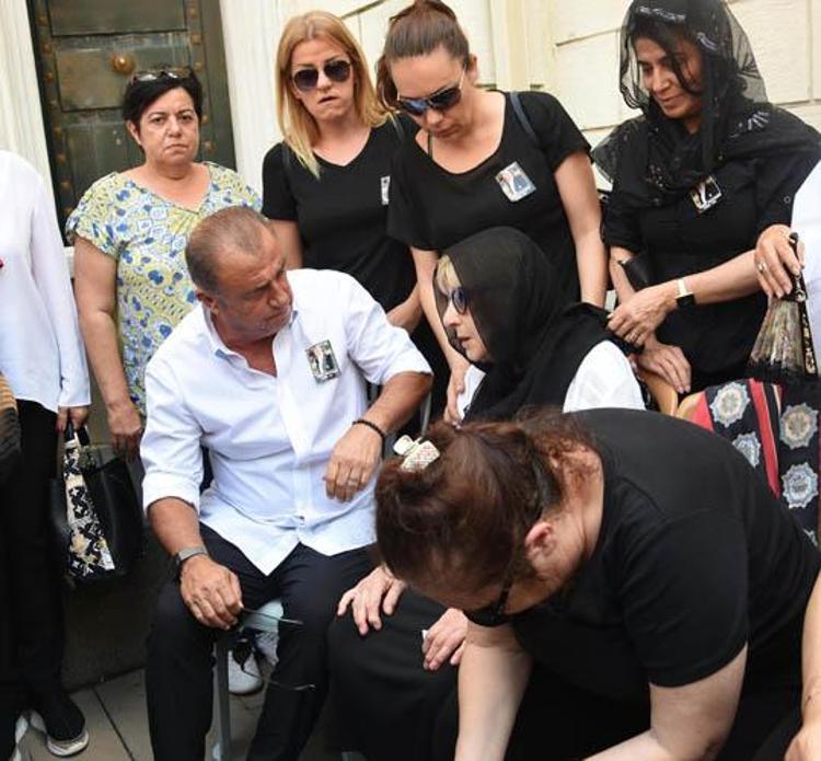 Terim ve Denizli, göz yaşı döken Ümit Kayıhanın eşi Sevil Kayıhanı uzun süre teselli etti.