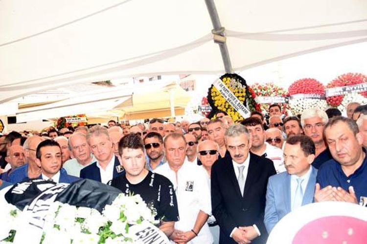 İzmir Valisi Erol Ayyıldız, İzmir Ticaret Odası Başkanı Mahmut Özgener, AKP İzmir Milletvekili Adayı, Ümit Milli Takım Teknik Direktörü Alpay Özalan, Galatasaray Teknik Direktörü Fatih Terim, Göztepe Başkanı Mehmet Sepil, teknik adamlar Mustafa Denizli, Yılmaz Vural, Metin Diyadin, Ersun Yanal, Okan Buruk, Raşit Çetiner, Hüseyin Eroğlu, Bayram Bektaş, Reha Kapsal, Reha Erginer, Giray Bulak, Rıza Çalımbay, eski futbolculardan Necati Ateş, Sinan Engin ve çok sayıda seveni Kayıhan ailesini yalnız bırakmadı.