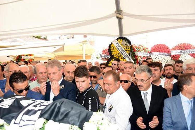 Kayıhan için Alsancak Hocazade Camiinde öğle namazına müteakiben kılınan cenaze namazına spor, siyaset ve iş dünyasının tanınmış isimleri de katıldı.