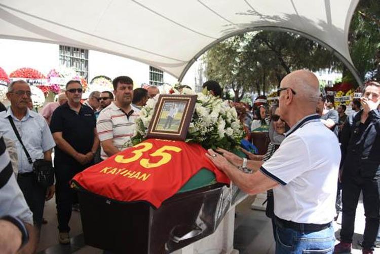 Zatürre hastalığına bağlı çoklu organ yetmezliği nedeniyle dün sabah saatlerinde tedavi gördüğü Dokuz Eylül Üniversitesi Hastanesinde 64 yaşında hayatını kaybeden İzmirli ünlü teknik direktör Ümit Kayıhan, son yolculuğuna uğurlandı. (DHA)