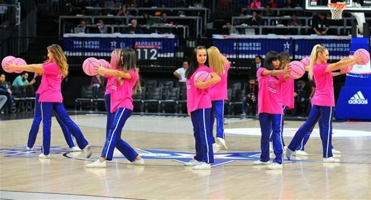İki takımda arasında İstanbul’da oynanan 13. Euroleague karşılaşması olacak maç, Anadolu Efes Spor Kulübü ve Anadolu Sağlık Merkezi iş birliğiyle meme kanseriyle mücadele konusunda kadınları bilinçlendirmek için hayata geçirilen Pembe Top Sahada Projesi’ne de sahne oldu.
