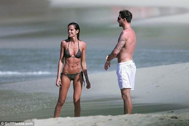 32 yaşındaki Izabel Goulart ile 26 yaşındaki sevgilisi Trapp, sık sık birbirlerini öpücüklere de boğdu.