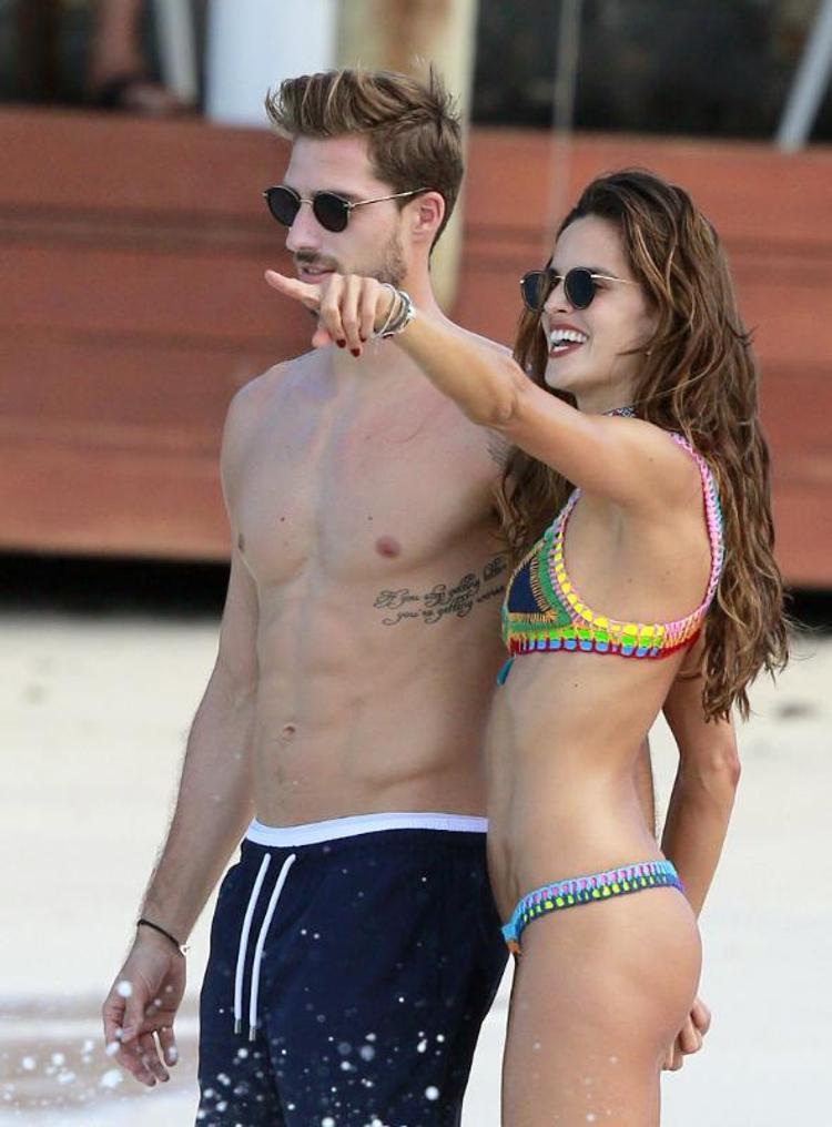 Kevin Trapp ve sevgilisi Izabel Goulart kış tatilinde