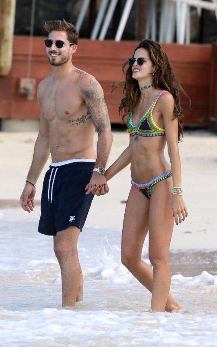 Kevin Trapp ve sevgilisi Izabel Goulart kış tatilinde