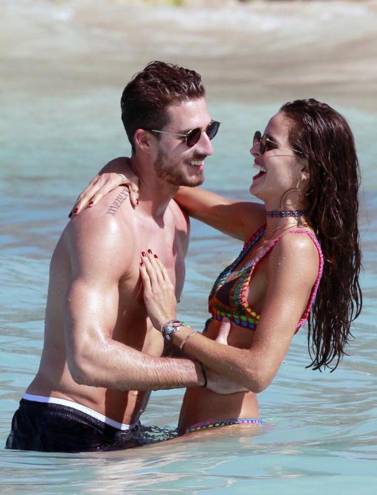 Kevin Trapp ve sevgilisi Izabel Goulart kış tatilinde