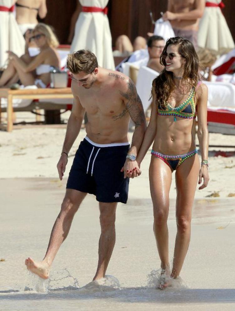 Kevin Trapp ve sevgilisi Izabel Goulart kış tatilinde