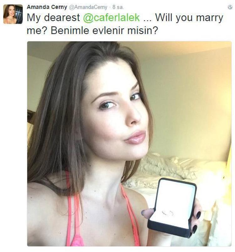 Daha sonra seksi model Twitter fenomenine evlenme teklif etti.