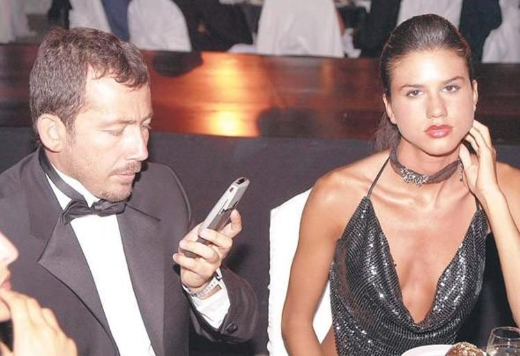 Bir dönem büyük aşk yaşadığı Yalçın ise, ayrılığın ardından Aslı Sarı hakkında yaptığı ve gittikçe ağırlaşan eleştirileri ile gündemi meşgul etti.