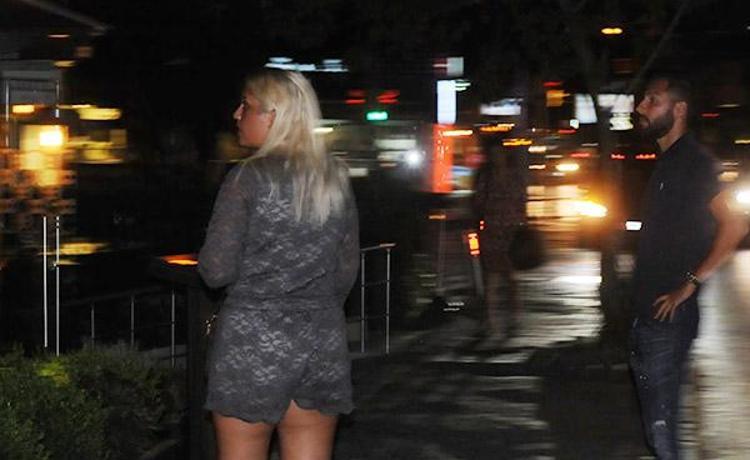 Trafik kurallarını hiçe sayan Galatasaraylı futbolcu, dönüş yapılması yasak olan yolda U dönüşü yaparak trafiği aksattı.