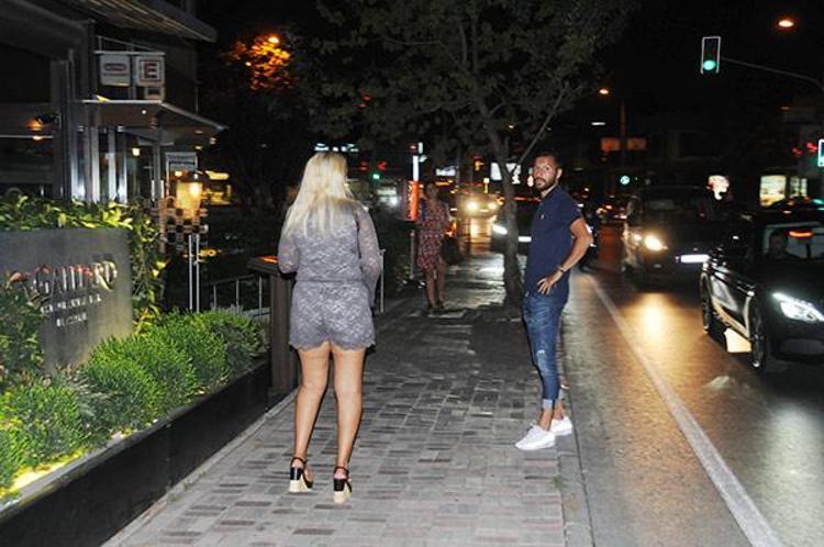 Etilerde yemek yediği mekandan çıkarken gazetecileri karşısında gören Mücella Öztekin, şaşkınlığını gizleyemezken, eşi hemen devreye girdi.