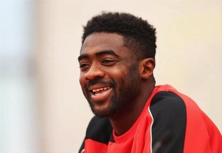 Kolo çift ayakla dalarak Wengeri sahanın dışına yolladı. Wenger, revire gitti. Denemeye aldığımız futbolcu Henryi, Bergkampı ve hocayı sakatlamıştı.