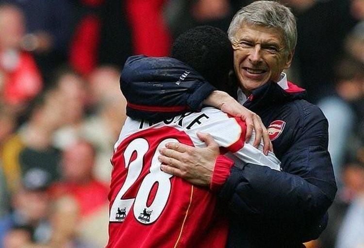 Wenger bağırıyordu: Kolo ne yapıyorsun Kayarak müdahale yapma. 1 dakika geçti top Bergkamptaydı ve Kolo tamamen aynı şeyi yaptı.