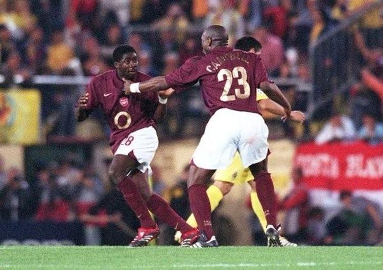 Topun Henrynin ayağında olduğunu hatırlıyorum. Bir anda Kolo Toure belirdi ve arkadan çok sert bir müdahale yaptı. Maçta olsa kırmızı kart görürdü ve en iyi futbolcumuz yerde yuvarlanıyordu.